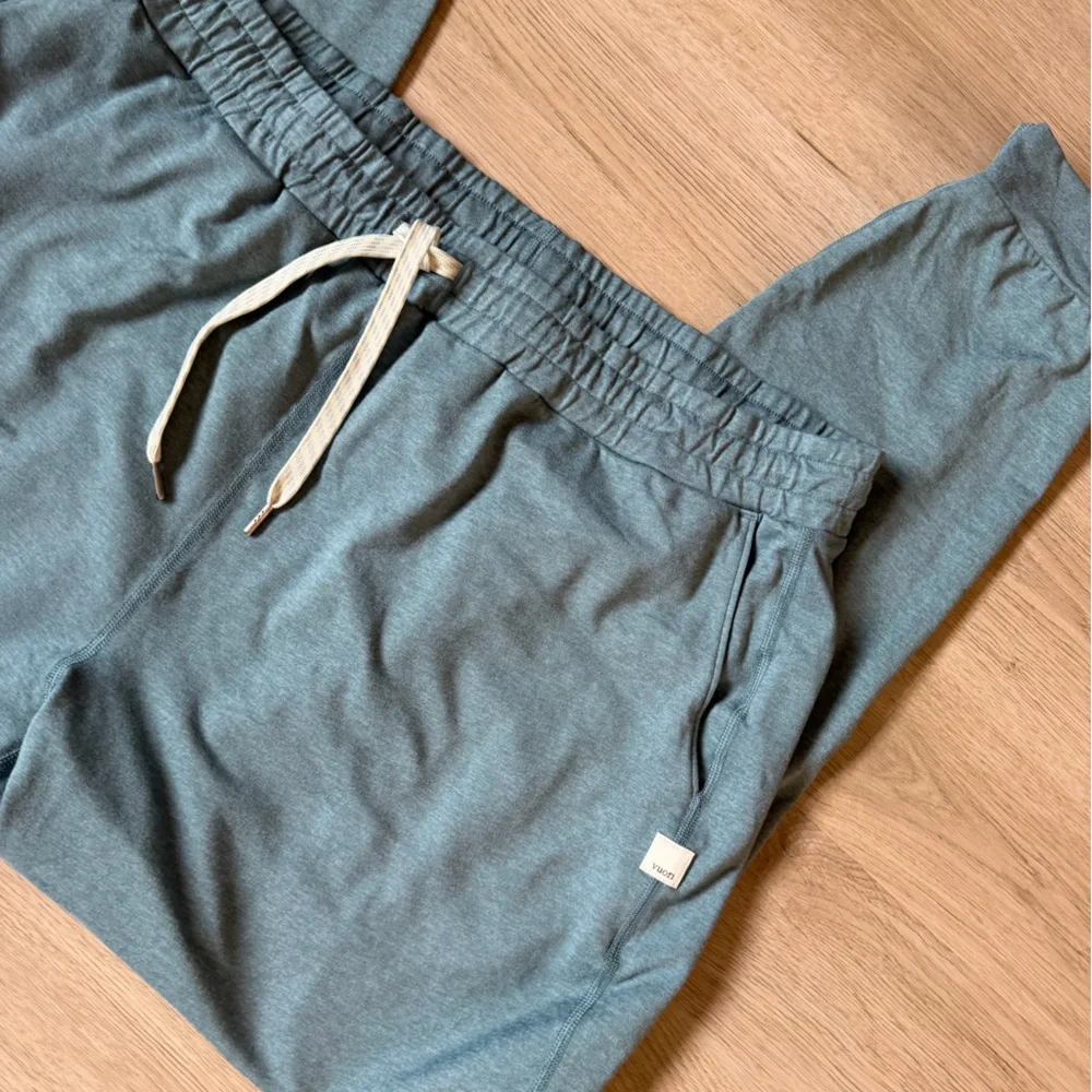 NWOT vuori performance joggers - Picture 2 of 4